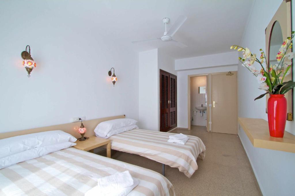 Hostal Paris Port de Pollenca Room photo